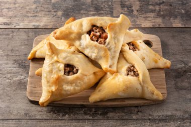 Geleneksel Ortadoğu şişmanlatıcısı tahta masada