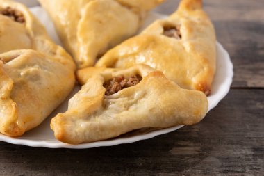 Geleneksel Ortadoğu şişmanlatıcısı tahta masada