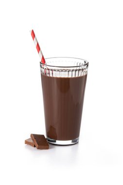 Beyaz arka planda izole edilmiş bardakta çikolatalı milkshake.