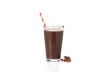 Beyaz arka planda izole edilmiş bardakta çikolatalı milkshake.