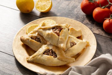 Geleneksel Ortadoğu şişmanlatıcısı tahta masada