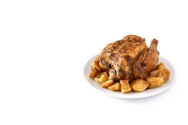 Beyaz arka planda izole edilmiş patates ile ev yapımı kızarmış tavuk.