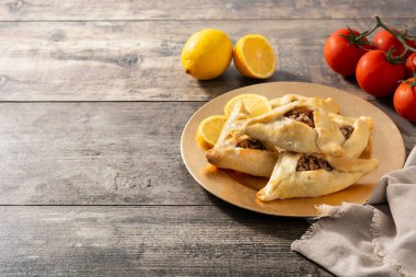 Geleneksel Ortadoğu şişmanlatıcısı tahta masada. Boşluğu kopyala