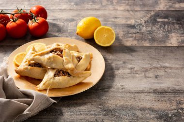 Geleneksel Ortadoğu şişmanlatıcısı tahta masada. Boşluğu kopyala