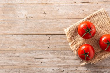 Tahta masadaki organik taze domatesler. Üst Manzara. Boşluğu kopyala