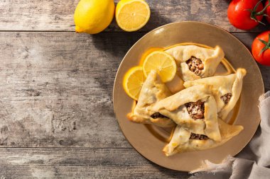 Geleneksel Ortadoğu şişmanlatıcısı tahta masada. Üst Manzara. Boşluğu kopyala
