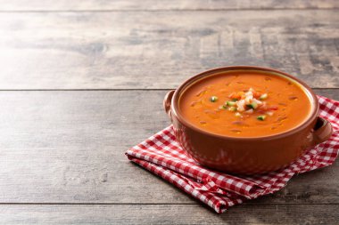 Tahta masada çömlek içinde gazpacho çorbası.