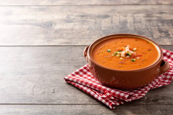 Sup Gazpacho Crockpot Atas Meja Kayu — Stok Foto