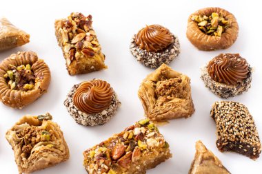 Beyaz arka planda izole edilmiş Ramazan tatlı baklavası çeşitleri