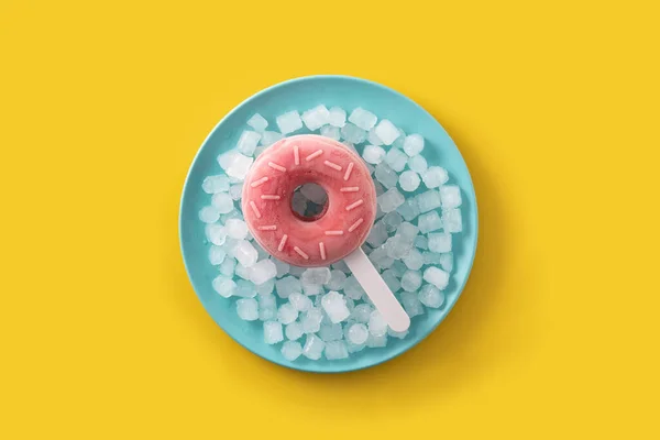 Erdbeer Donut Eis Und Crushed Ice Auf Gelbem Hintergrund — Stockfoto