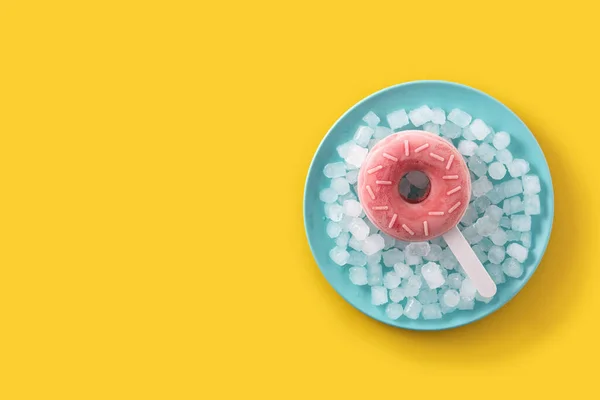 Aardbei Donut Ijslolly Verpletterd Ijs Gele Achtergrond Bovenaanzicht Kopieerruimte — Stockfoto