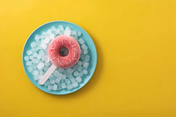 Erdbeer Donut Eis Stiel Und Crushed Ice Auf Gelbem Hintergrund — Stockfoto