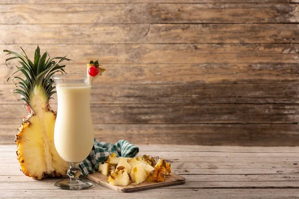 Cóctel Piña Colada Vaso Sobre Mesa Madera Copiar Espacio — Foto de Stock