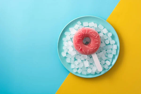 Клубничное Пончик Мороженое Дробленый Лед Желтом Синем Фоне — стоковое фото