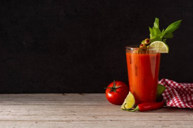 Kırsal ahşap masada cam içinde Bloody Mary kokteyli. Boşluğu kopyala