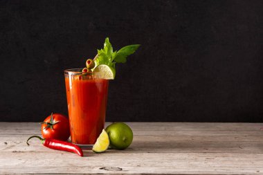 Kırsal ahşap masada cam içinde Bloody Mary kokteyli. Boşluğu kopyala