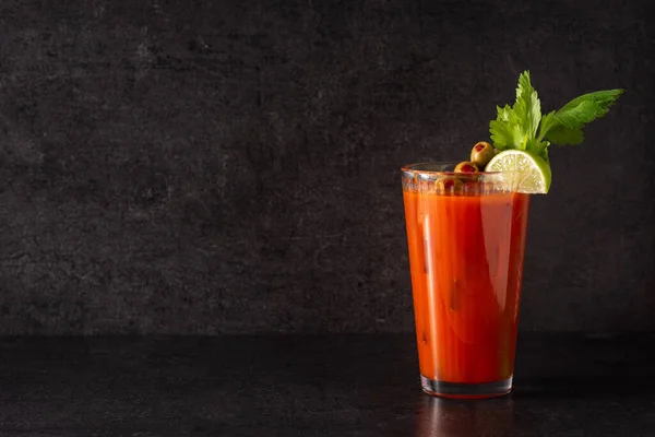 Cóctel Bloody Mary Vaso Sobre Fondo Negro Copiar Espacio — Foto de Stock