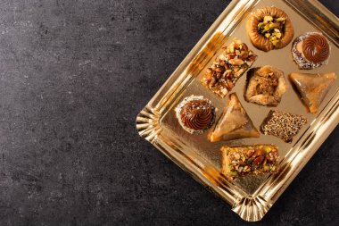 Siyah arkaplan üzerine Ramazan tatlı baklavası çeşitleri