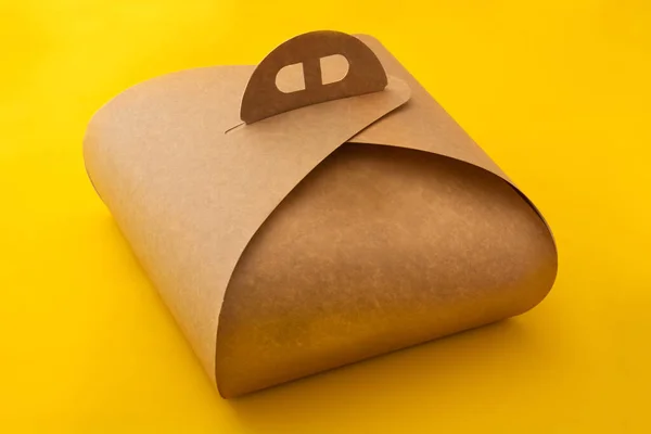 Κουτί Συσκευασίας Λαβή Mockup Για Κέικ Κίτρινο Φόντο — Φωτογραφία Αρχείου