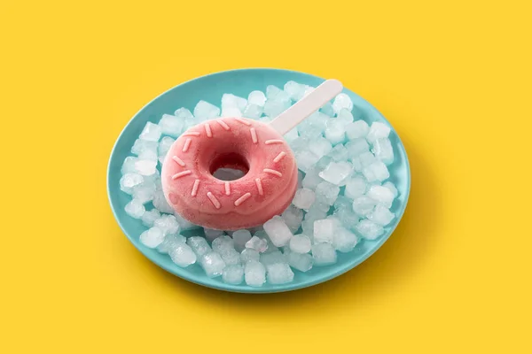 Erdbeer Donut Eis Und Crushed Ice Auf Gelbem Hintergrund — Stockfoto