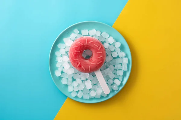 Erdbeer Donut Eis Stiel Und Crushed Ice Auf Gelbem Und — Stockfoto