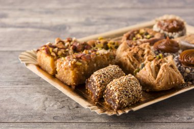 Tahta masadaki Ramazan tatlı baklavası çeşitleri.