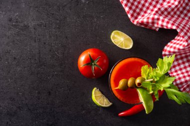 Kanlı Mary kokteyli, siyah arka planda. Üst Manzara. Boşluğu kopyala