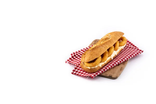 Sandwich Anillos Calamares Aislado Sobre Fondo Blanco Comida Típica Madrileña — Foto de Stock