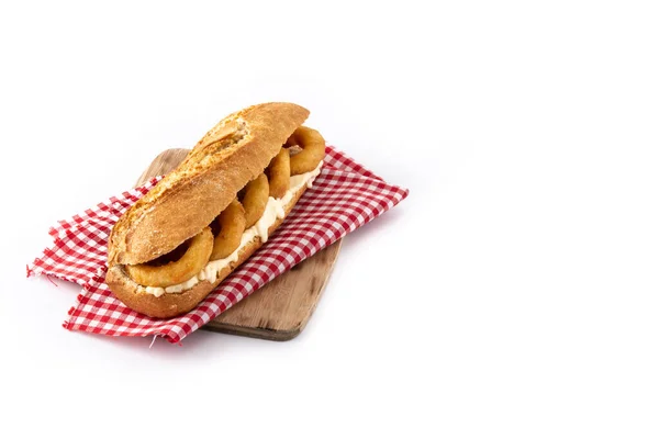 Sandwich Anillos Calamares Aislado Sobre Fondo Blanco Comida Típica Madrileña — Foto de Stock