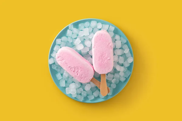 Клубничное Мороженое Измельченный Лед Голубой Тарелке Желтом Фоне — стоковое фото