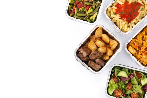 把健康的食物放在被白色背景隔离的铝箔盒里带走 顶部视图 复制空间 — 图库照片