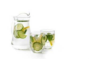 Beyaz arka planda izole edilmiş kavanozda salatalık ve limon ile sulu su