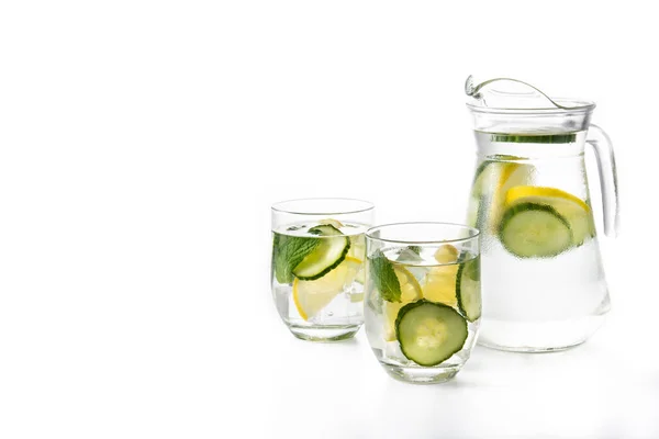 배경에 항아리에오이와 레몬을 소금기있는 물이나 놓는다 — 스톡 사진