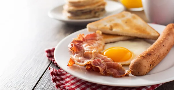 Desayuno Americano Tradicional Con Huevo Frito Tostadas Tocino Salchichas Mesa — Foto de Stock