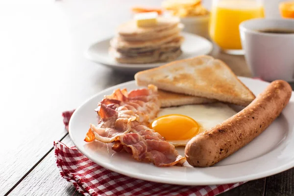 Café Manhã Americano Tradicional Com Ovo Frito Torrada Bacon Salsicha — Fotografia de Stock