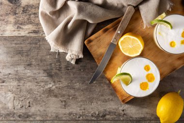 Pisco kokteyli ahşap masada. Geleneksel Peru kokteyli. Üst Manzara. Boşluğu kopyala