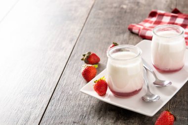 Tahta masada çilekli panna cotta tatlısı. Boşluğu kopyala
