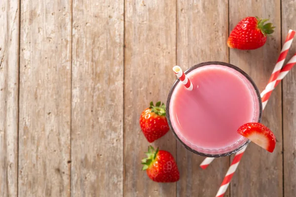 Jordgubbsmilkshake Glas Rustikt Träbord Högst Upp Kopiera Utrymme — Stockfoto