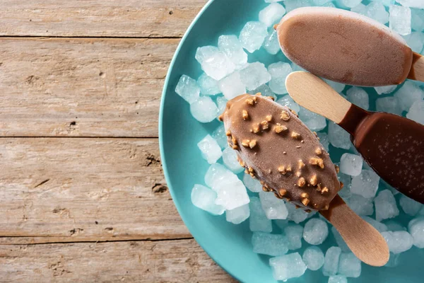 Chocolate Popsicles Crushed Ice Blue Plate Wooden Table Top View — Stock Photo, Image