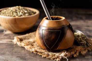 Yerba mat çayı ahşap masada. Geleneksel Arjantin içeceği