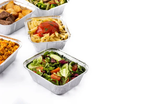 把健康的食物放在被白色背景隔离的铝箔盒里带走 复制空间 — 图库照片