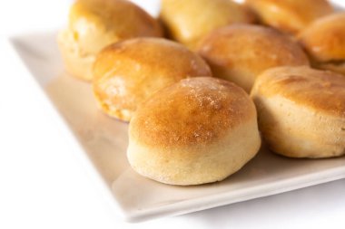 Beyaz arka planda izole edilmiş Amerikan ezmeli bisküvileri.