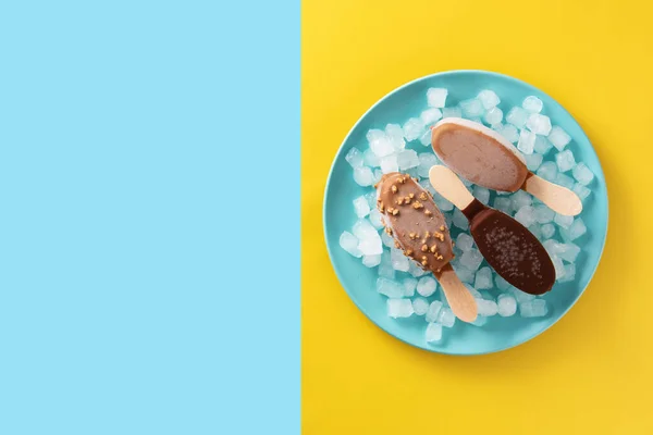 Eis Stiel Aus Schokolade Und Crushed Ice Auf Blauem Teller — Stockfoto