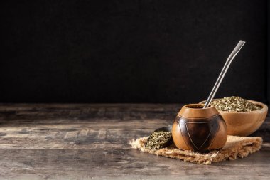 Geleneksel yerba mat çayı ahşap masada. Boşluğu kopyala