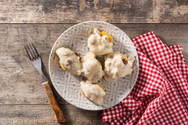 Geleneksel Amerikan bisküvileri ve et suyu.