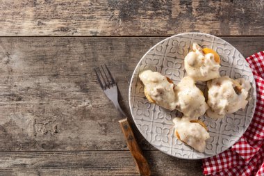 Geleneksel Amerikan bisküvileri ve et suyu.