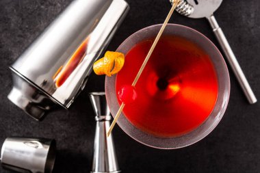 Geleneksel Manhattan kokteyli. Geleneksel Manhattan kokteyli. Siyah arka planda kiraz. Üst görünüm