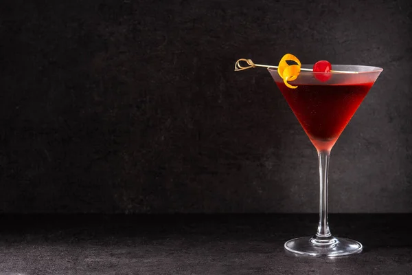 Traditionele Manhattan Cocktail Traditionele Manhattan Cocktail Met Kers Zwarte Achtergrond — Stockfoto