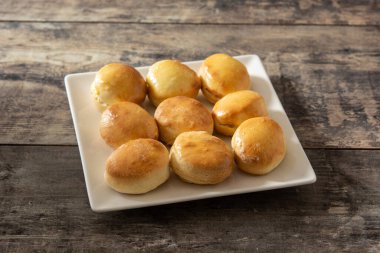 Amerikan ezme bisküvileri ahşap masada.