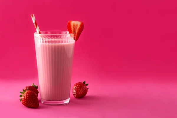 Erdbeer Milchshake Glas Auf Rosa Hintergrund Kopierraum — Stockfoto